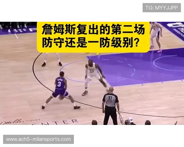 詹姆斯球馆内怒撕战术板,队友吓到后退 詹姆斯球馆内怒撕战术板,队友吓到后退