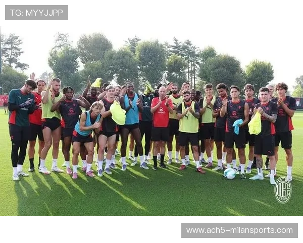 AC米兰主帅亲指挥:球员进行高强度传球接应循环训练 AC米兰主帅亲指挥:球员进行高强度传球接应循环训练