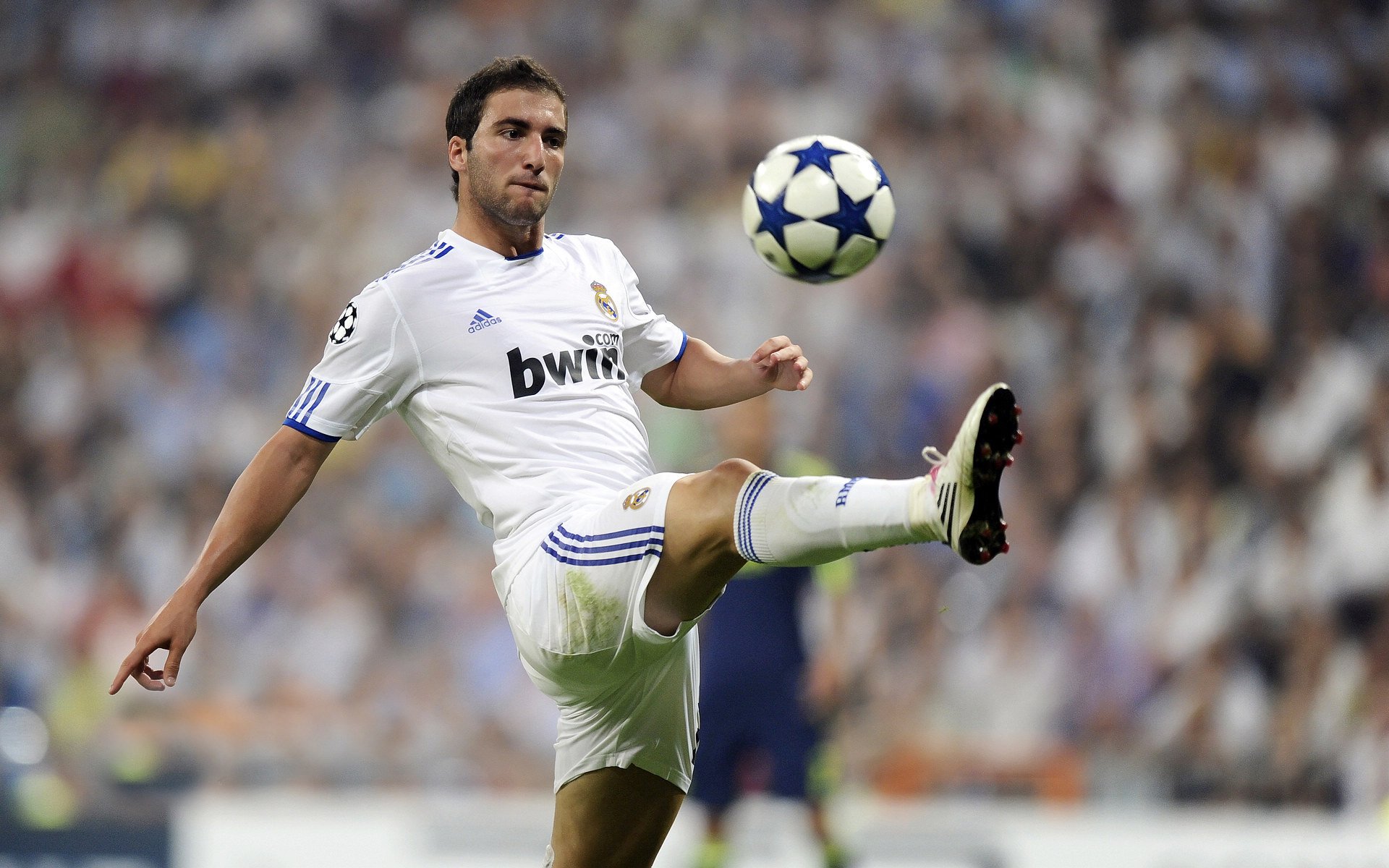 掘金控卫展示突破技巧帮助队友创造空间,掘金队伍